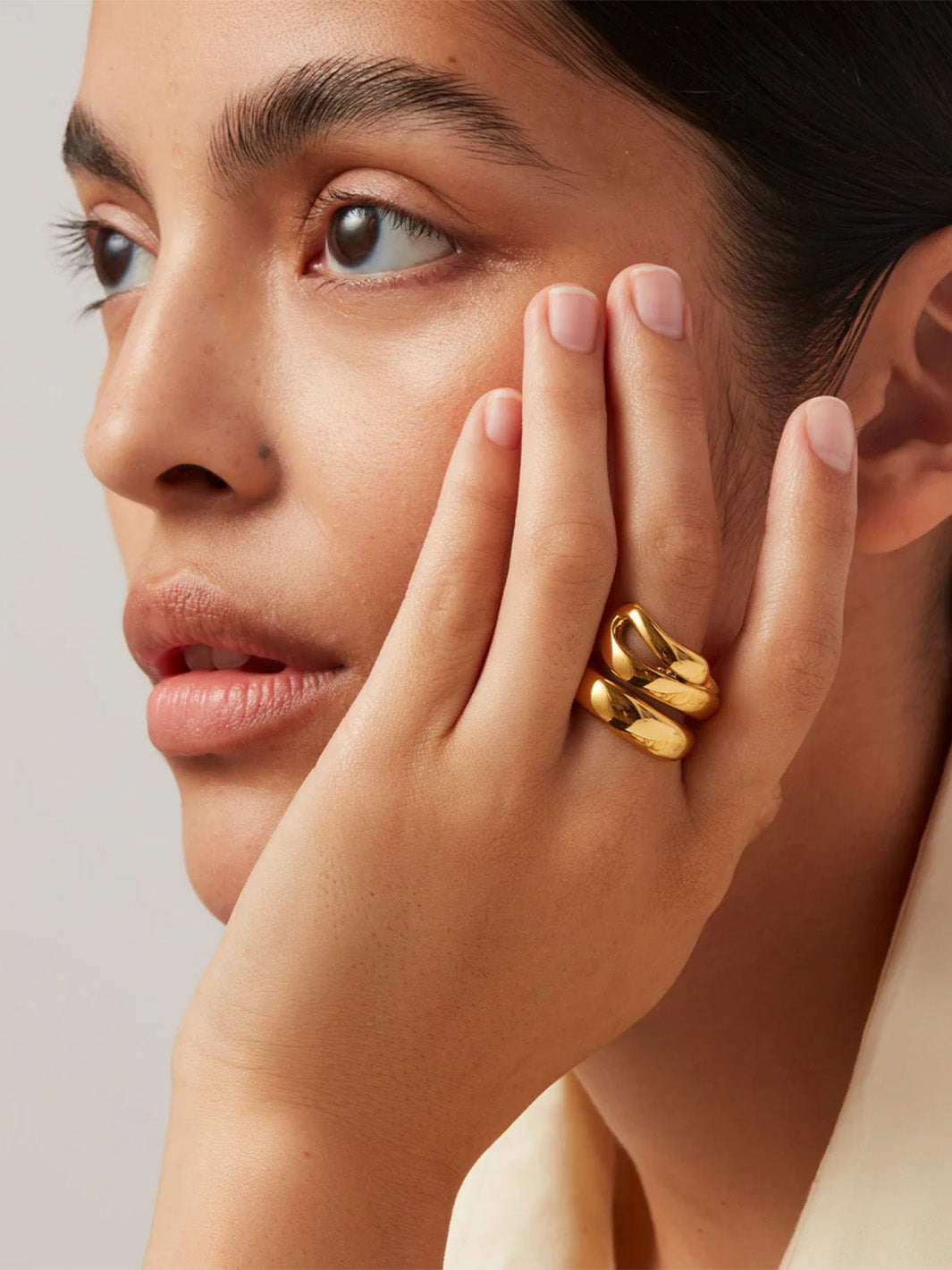 Sees Ring in Gold