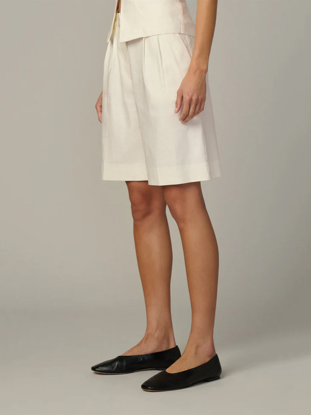 The Brody Bermuda Short in Ecru