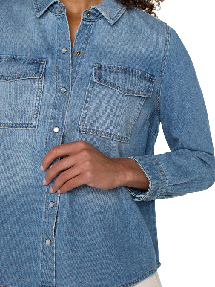 Button Down Shirt With Pockets in Laguna Nigel