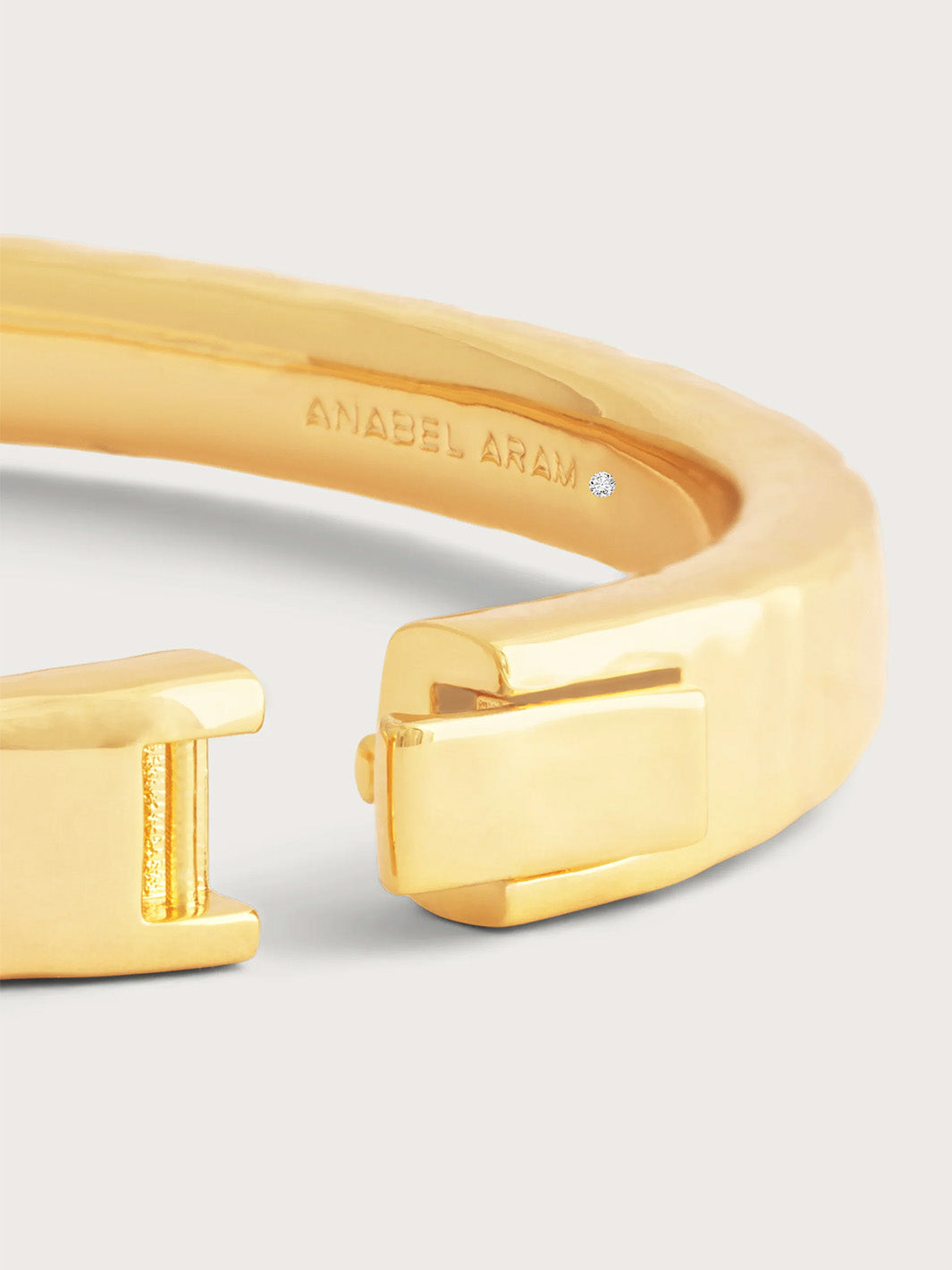 Farrier Medium Hinged Bangle in Gold
