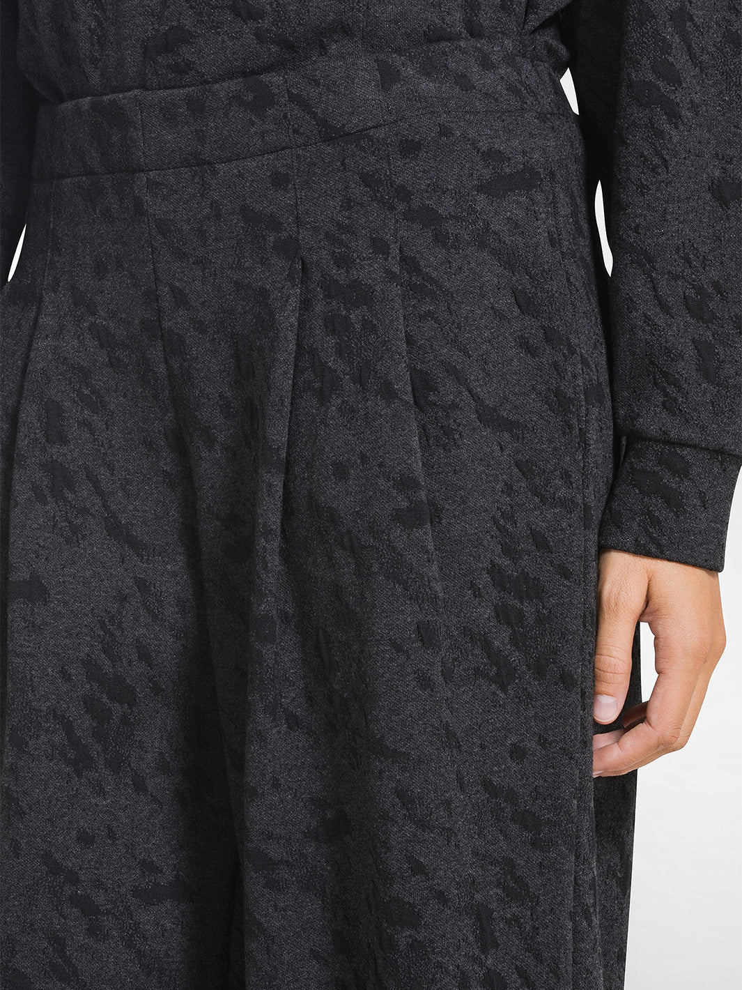 Pleated Trouser with Matalasse  Effect in Dark Grey