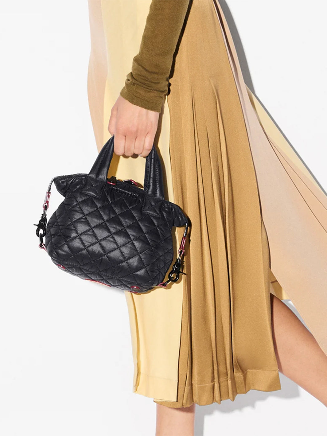 Micro Sutton in Black