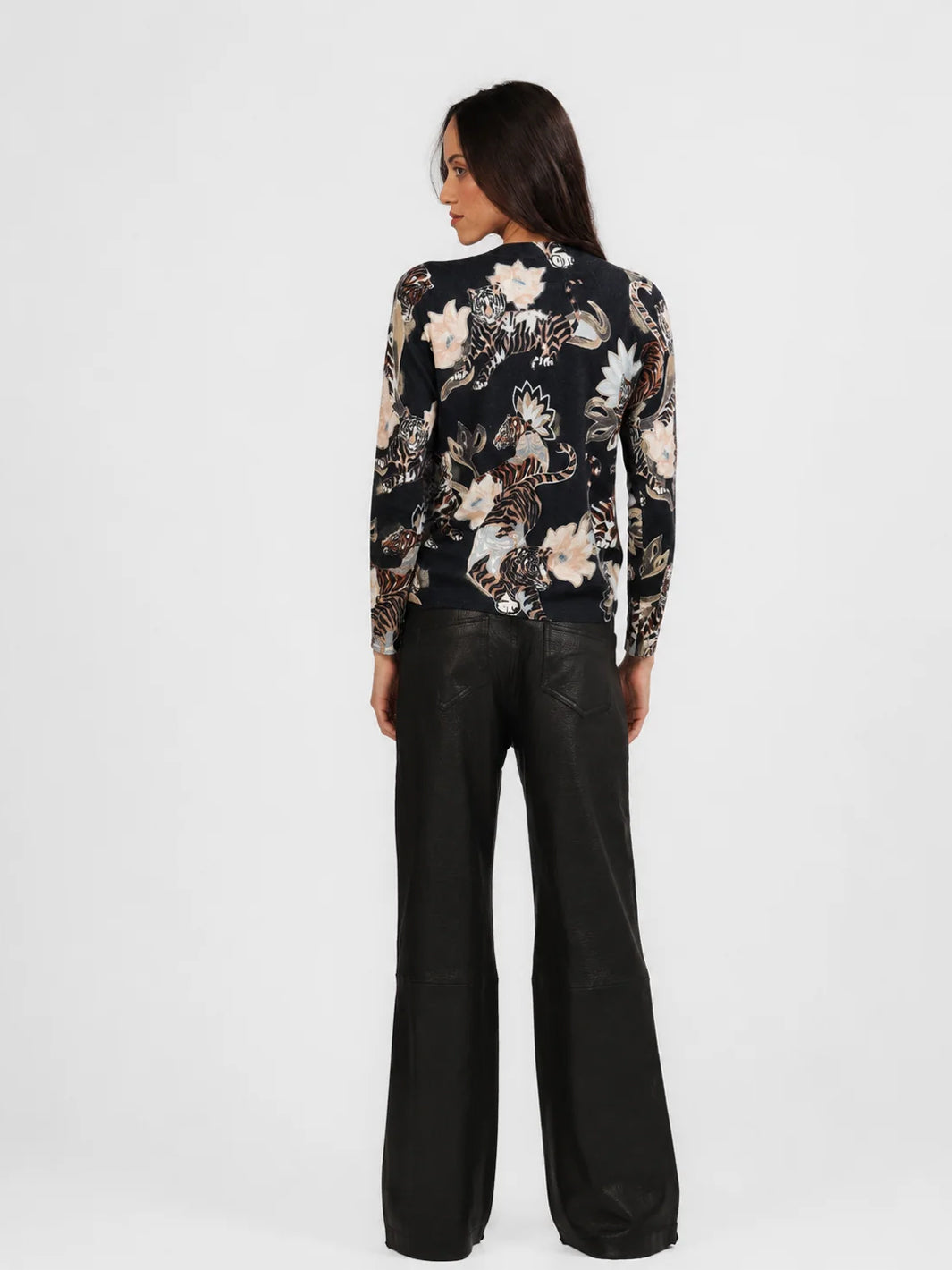 Cashmere Sweater in Lotus Tiger Black